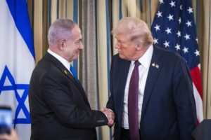Israele rinuncia al cambio di regime. «Ma lo stop ai raid sarà deciso insieme»