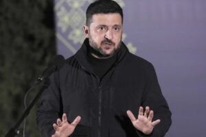 Zelensky delira e minaccia Orbán: «Do il suo indirizzo all’esercito»