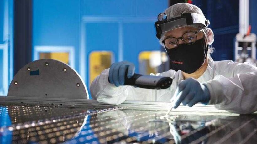 Costruzione dei pannelli fotovoltaici del modulo ESM a Nerviano (Leonardo Space)