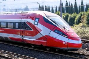 Pasqua e ponti di primavera: in 28 milioni scelgono il treno. Fs potenzia l’offerta