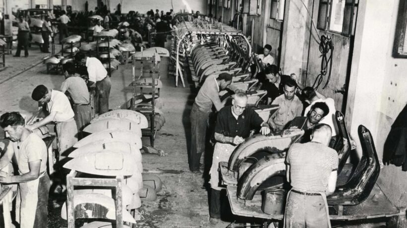 Lavorazione a mano delle scocche della Vespa nel 1948 (Piaggio Group)