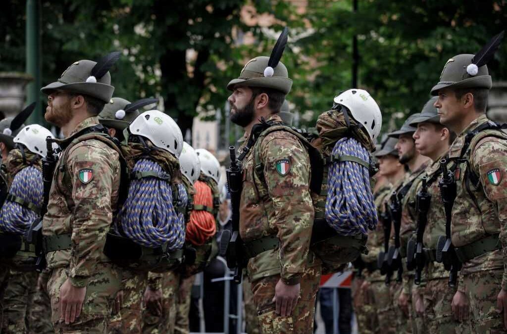 La sinistra  spara sugli Alpini: «Sporcano»