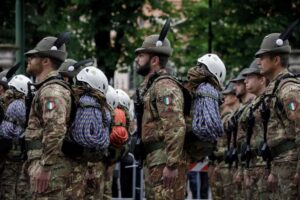 La sinistra  spara sugli Alpini: «Sporcano»