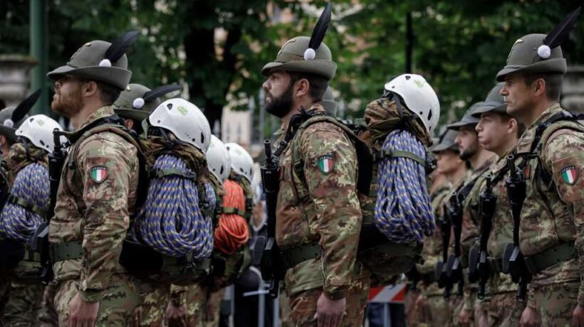 La sinistra  spara sugli Alpini: «Sporcano»