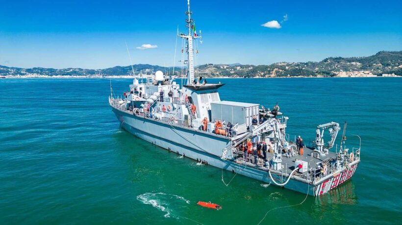 La nave «Crotone» con il Rov (Marina Militare)