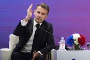 Macron riesce a navigare a Hormuz col passaggio dei russi e dei cinesi