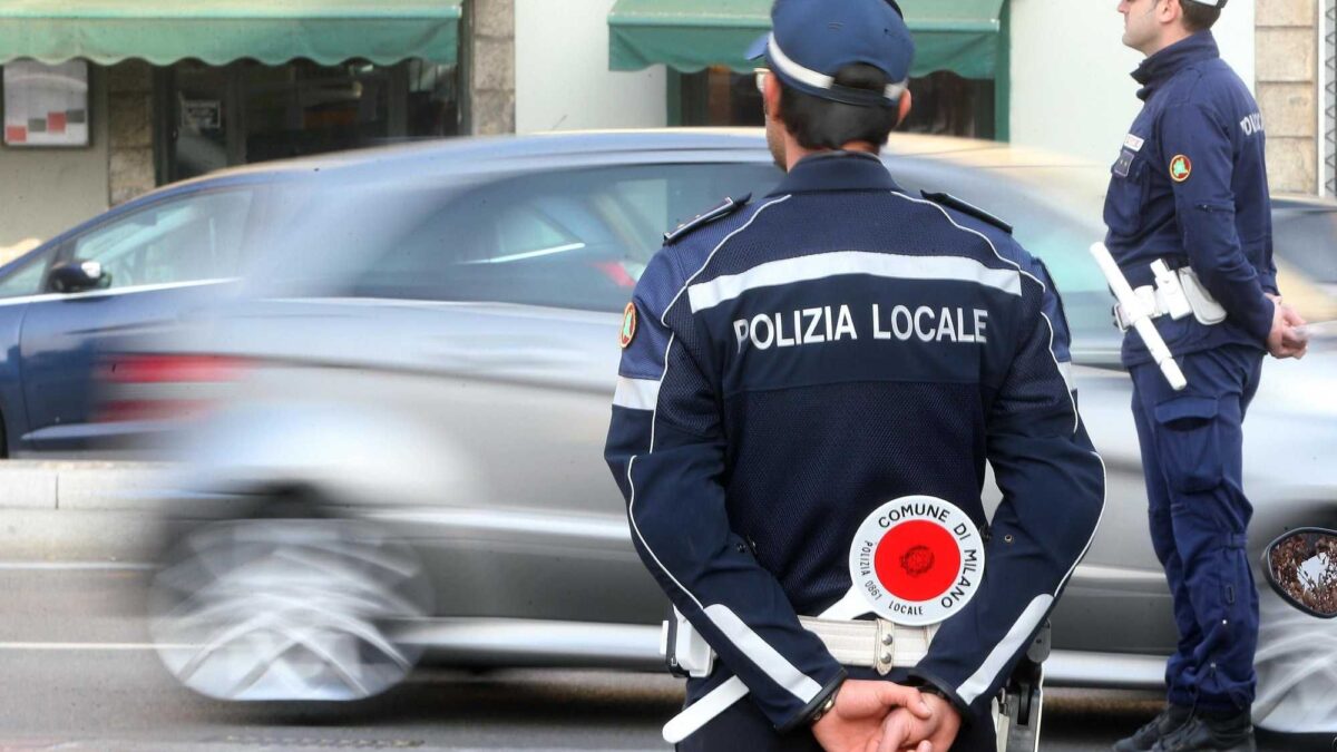 Milano ormai è un far west e ai vigili serve il taser: Sala li preferisce disarmati
