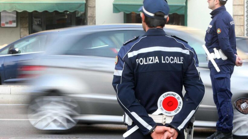 Milano ormai è un far west e ai vigili serve il taser: Sala li preferisce disarmati
