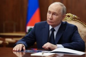 L’Europa finanzia Putin e affama Zelensky