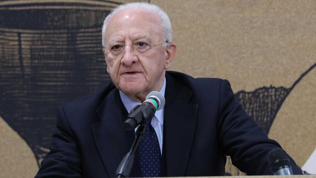 De Luca, il politico sceriffo che fa invidia ai teatranti