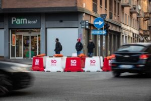 La sinistra riesce a schiantarsi pure a 30 all’ora