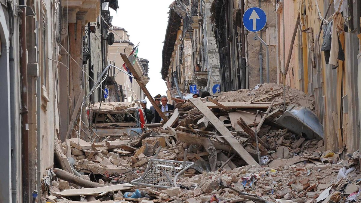 L’Aquila ricorda il terremoto del 2009. Piantedosi: «Ferita ancora aperta»