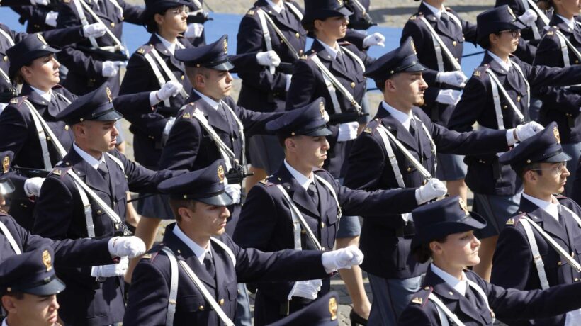 Un momento della sfilata di Roma (Ansa)