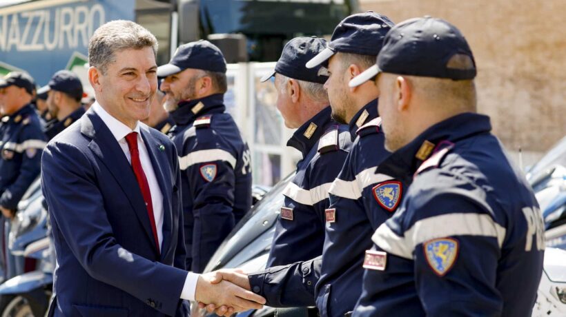 Il capo della Polizia Vittorio Pisani con una rappresentanza della Polstrada (Ansa)
