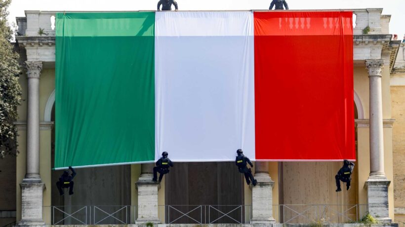I Nocs strotolano il Tricolore dalla terrazza del Pincio (Ansa)