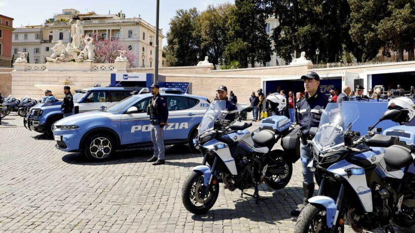 Reparti della Squadra Volante in Piazza del Popolo (Ansa)