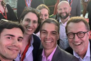 Schlein chiede l’investitura a Sánchez ma sa solo ripetere la ricetta Meloni