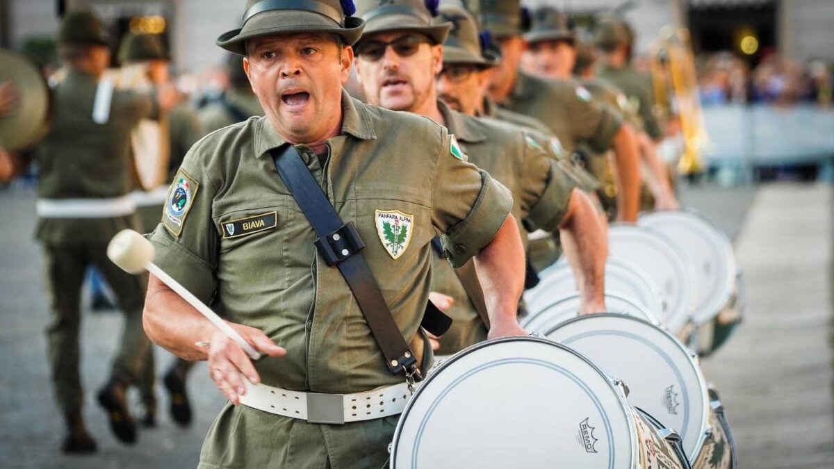 L’altolà degli Alpini: «O noi o il Pride»