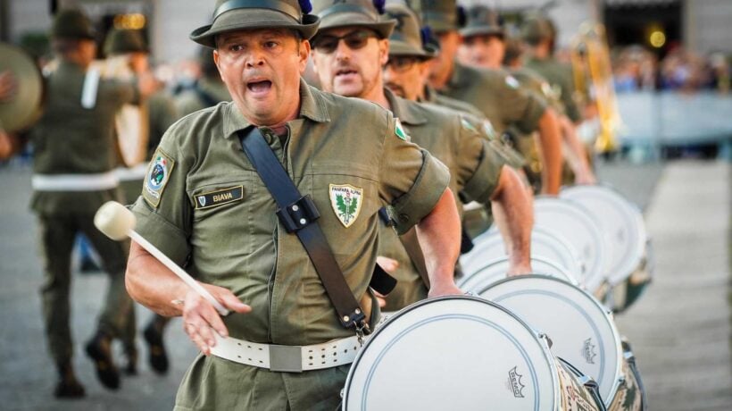 L’altolà degli Alpini: «O noi o il Pride»