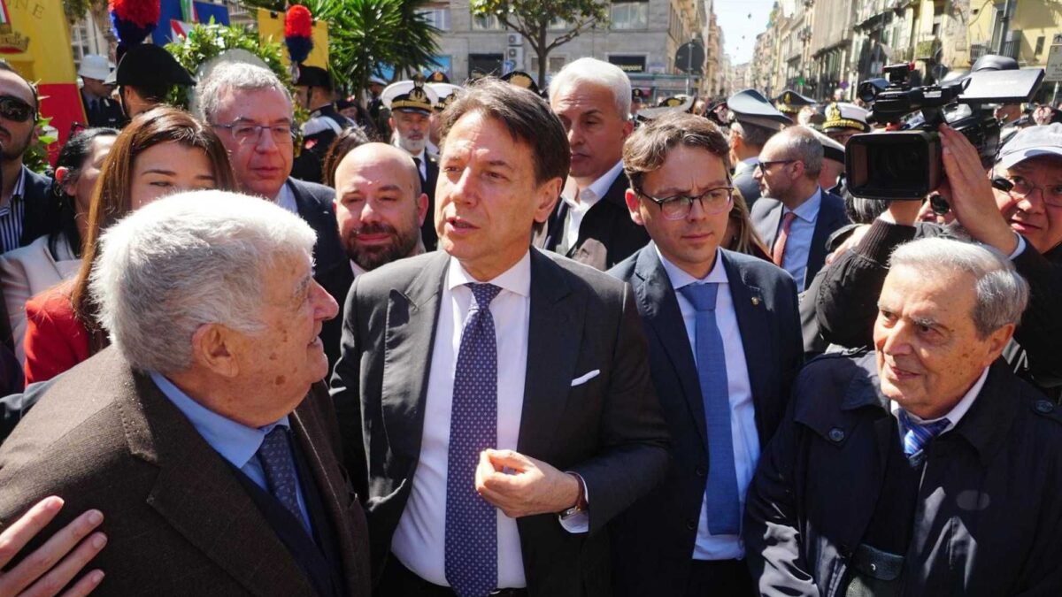 Conte mostra la pochette antifascista mentre i suoi solidarizzano con i Carc