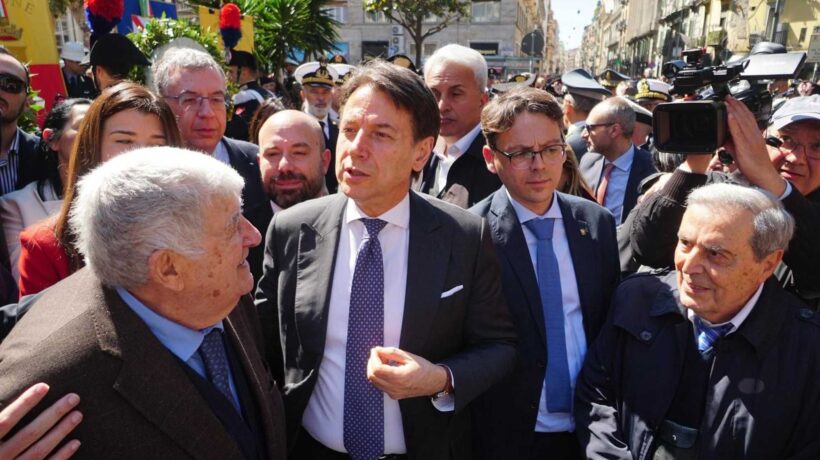 Conte mostra la pochette antifascista mentre i suoi solidarizzano con i Carc
