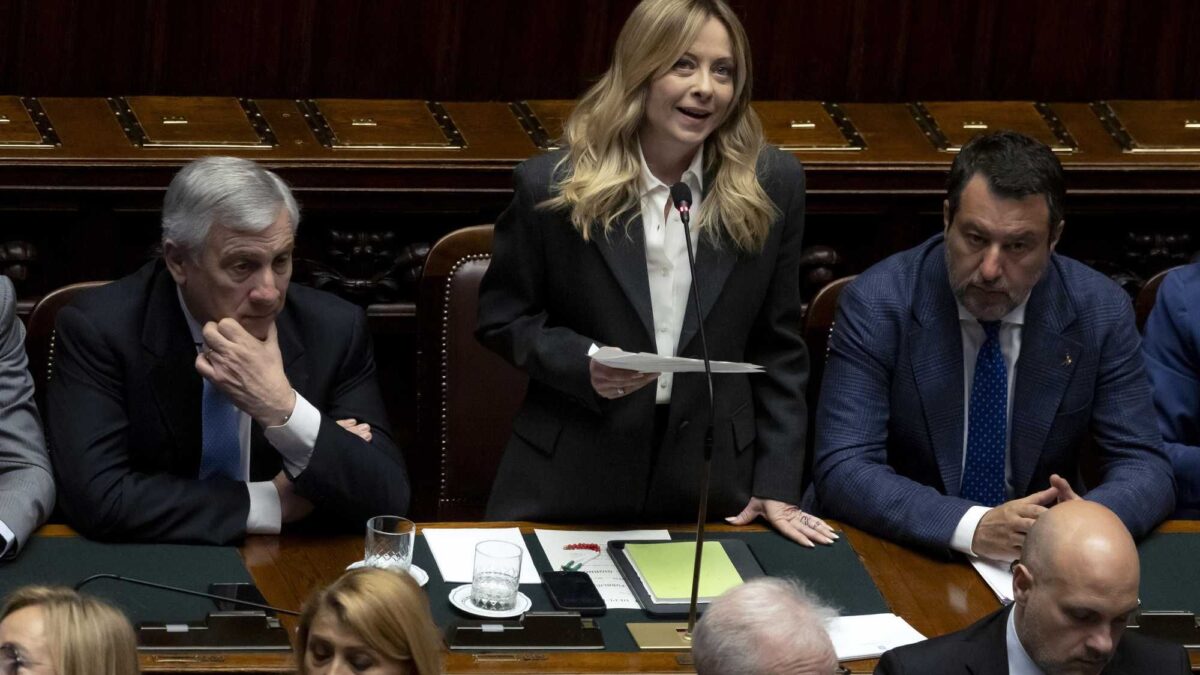 Meloni blinda il governo e rilancia: «Non scapperemo». Sulle accuse di mafia: «Fango, rispondo con i fatti»