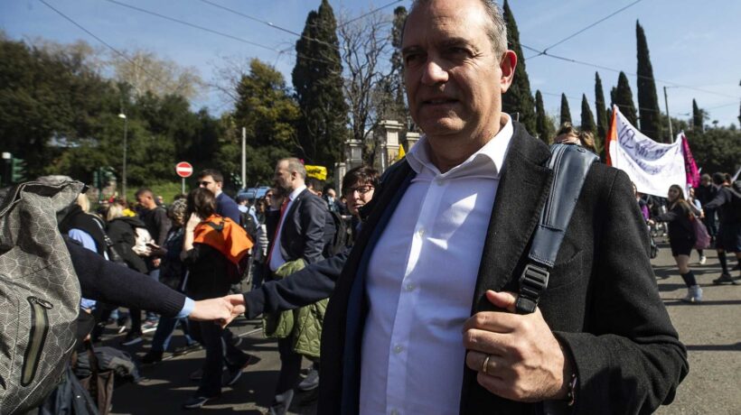 L’ex toga de Magistris solidarizza con i Carc accusati di terrorismo
