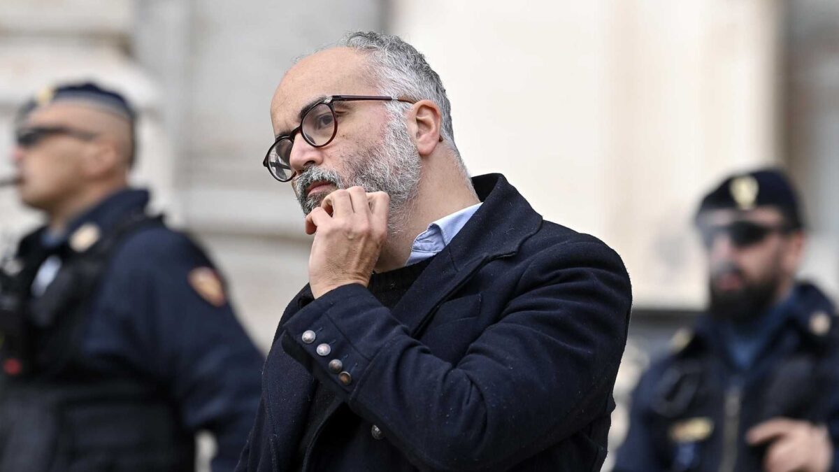 «Proprietari di case da avvelenare». Raimo straparla, rischia la cattedra