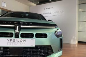 Ypsilon all’antica: benzina e cambio manuale