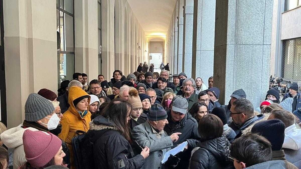 Il grido dei loggionisti della Scala: «Giù le mani dal rito della coda»