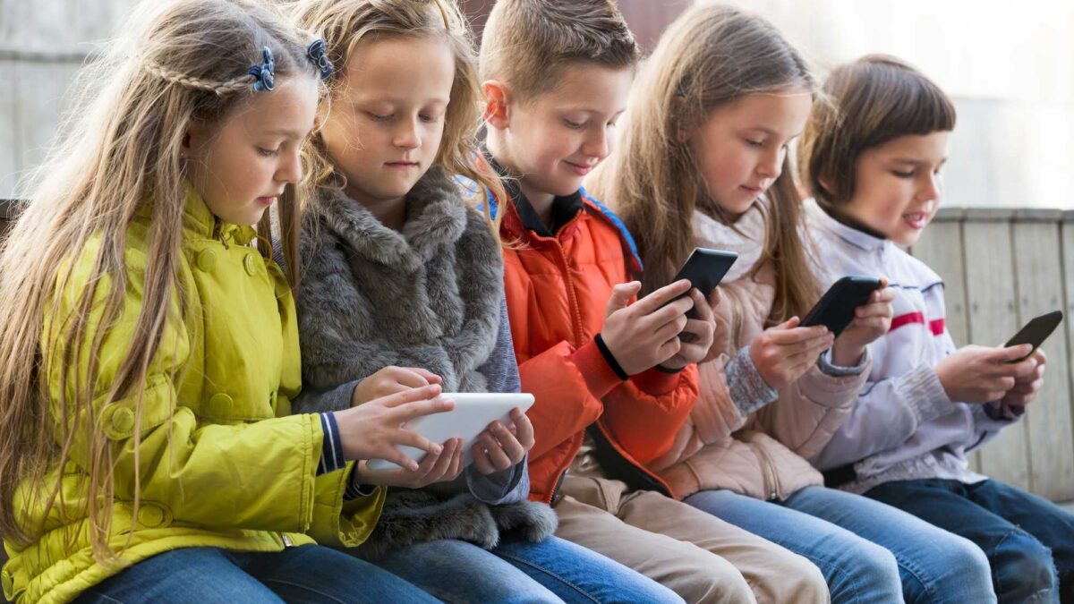 Basta con le ciance su ascolto e comprensione: i social vanno vietati fino ai 16 anni