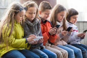 Basta con le ciance su ascolto e comprensione: i social vanno vietati fino ai 16 anni