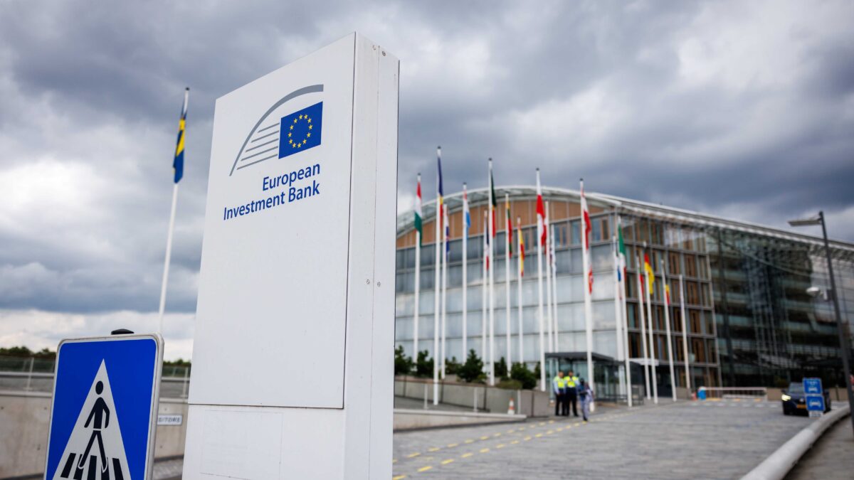 Ue masochista: fondi ai nemici cinesi per «aiutarli» a conquistare l’Africa