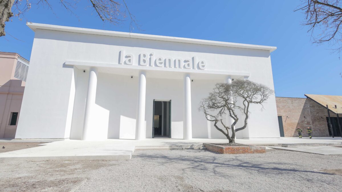 La Lettonia incita l’Europa russofoba: «Vietare a Mosca la vetrina Biennale»
