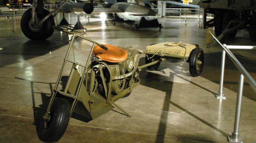 Lo scooter paracadutabile Cushman «Model 53» in dotazione ai parà americani durante la guerra (Us Marines Museum)