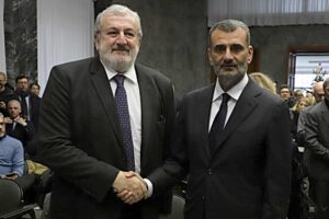 Pur di dargli una poltrona, Decaro pagherà a Emiliano i contributi previdenziali