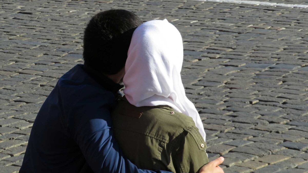 Nozze false con un’estranea per il permesso