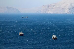 Hormuz riaperto (e appeso a Netanyahu). Trump: «La Nato ora stia alla larga»
