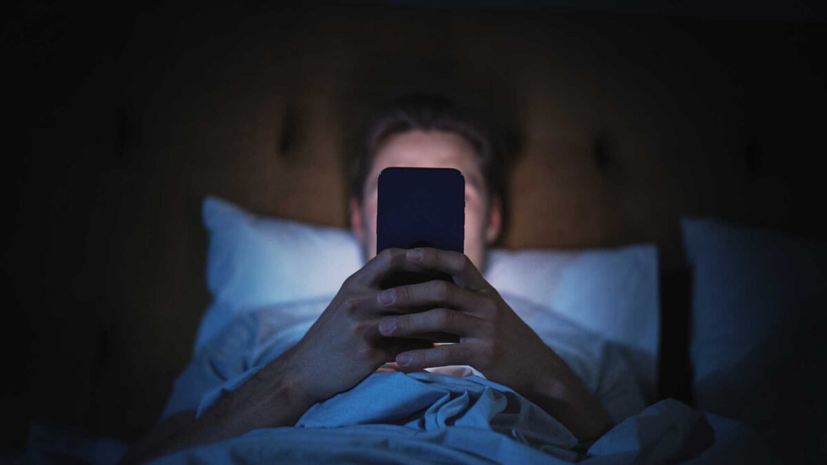 Dai disturbi posturali all’insonnia digitale. Sempre più gente soffre del «mal di smartphone»