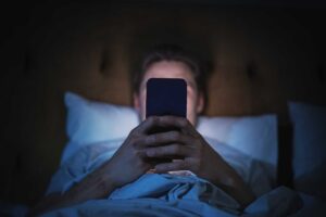 Dai disturbi posturali all’insonnia digitale. Sempre più gente soffre del «mal di smartphone»