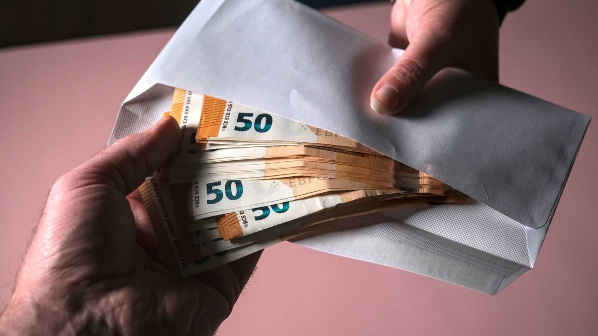 Sesso per i permessi: 119 indagati a Napoli tra extracomunitari e funzionari pubblici
