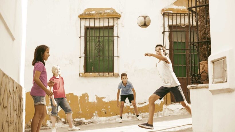 Il calcio deve fiorire lungo le strade. Salviamo i bambini dall’Anazionale