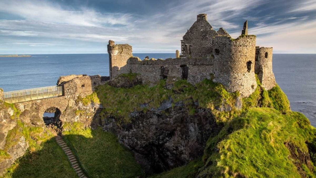 L’Irlanda del Nord non è soltanto Belfast. C’è una strada che porta all’incanto