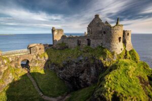 L’Irlanda del Nord non è soltanto Belfast. C’è una strada che porta all’incanto