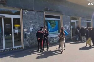 Caccia all’uomo dopo la rapina con ostaggi in banca a Napoli
