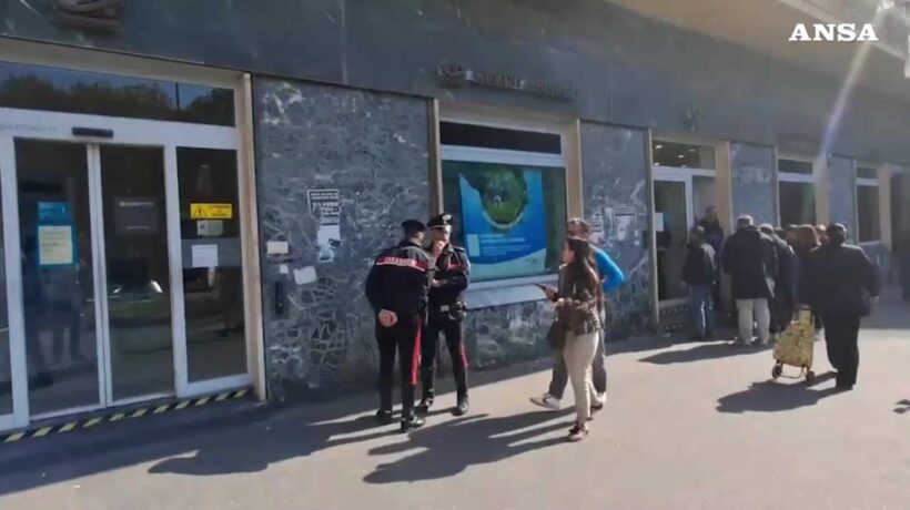 Caccia all’uomo dopo la rapina con ostaggi in banca a Napoli