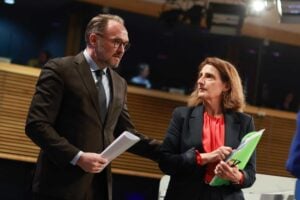L’Ue tira dritto: «L’unica via è il Green deal»