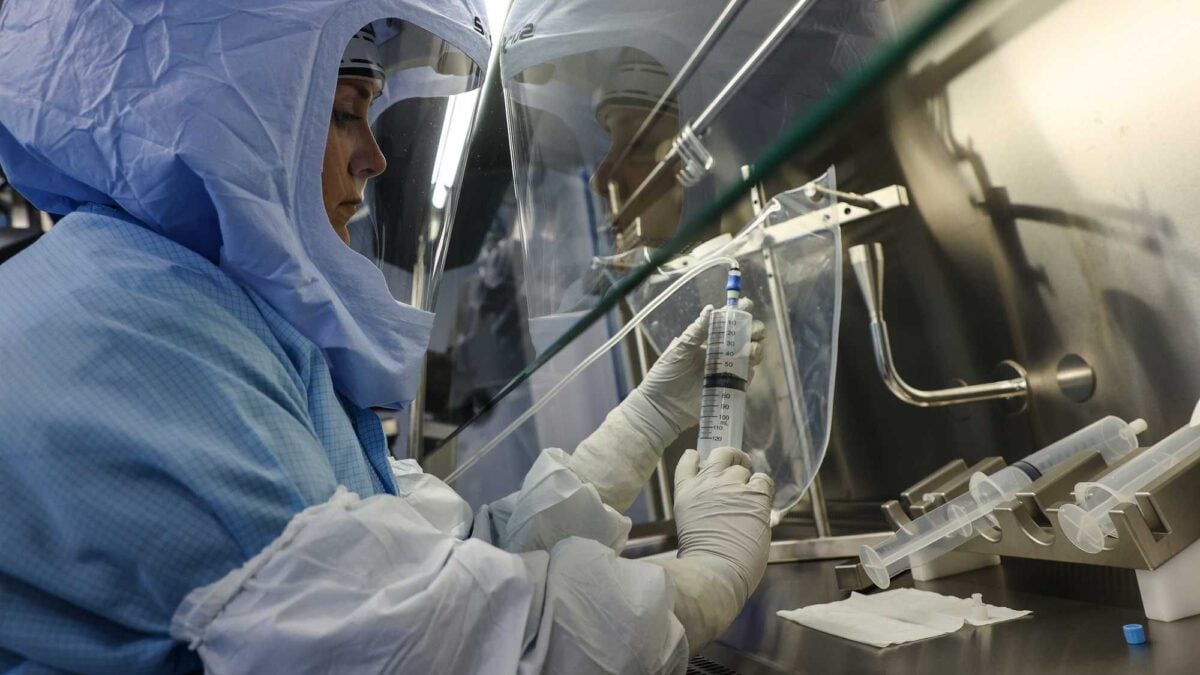 Pfizer ferma i test sui sieri anti Covid: «Non interessano più a nessuno»