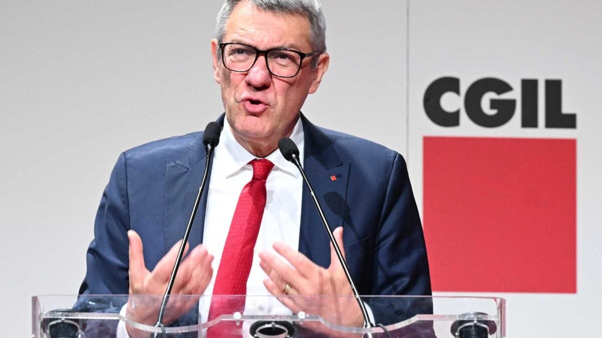 La Cgil firma il contratto della scuola e dà uno schiaffo al politico Landini