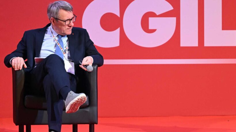 L’ultima sbandata di Landini sull’auto: «Solo la Cina può salvare l’Italia»